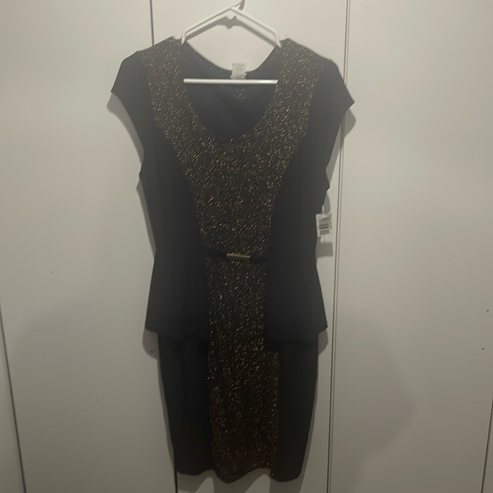 Size XL. 95% polyester/ 5% spandex material.